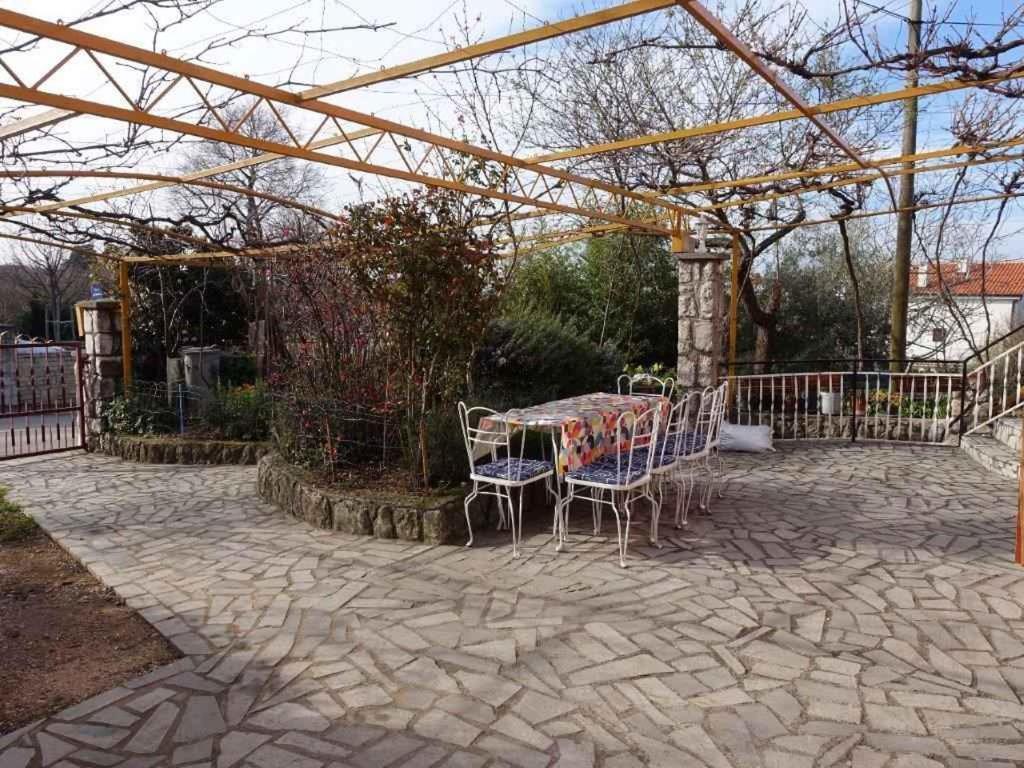 Apartment In Omisalj - Insel Krk 39736 Eksteriør billede